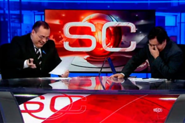 Imagem colorida mostra o apresentador Paulo Soares e o jornalista Antero Greco no cenário do Sportscenter, da ESPN - Metrópoles