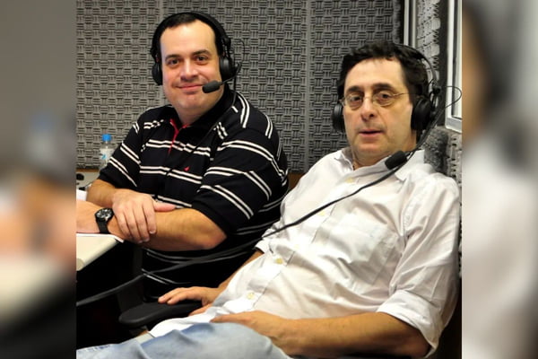 Imagem colorida mostra Paulo Soares e Antero Greco durante transmissão esportiva da ESPN Brasil - Metrópoles