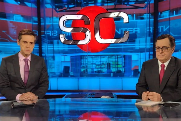 Imagem colorida mostra o apresentador Edu Elias e o jornalista Antero Greco no cenário do Sportscenter, da ESPN - Metrópoles