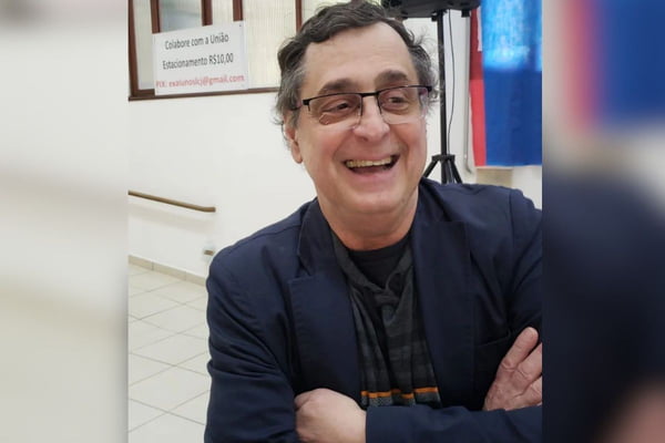 Imagem colorida mostra o jornalista Antero Greco - Metrópoles