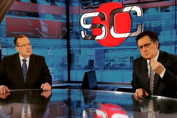 Imagem colorida mostra o apresentador Paulo Soares e o jornalista Antero Greco no cenário do Sportscenter, da ESPN - Metrópoles