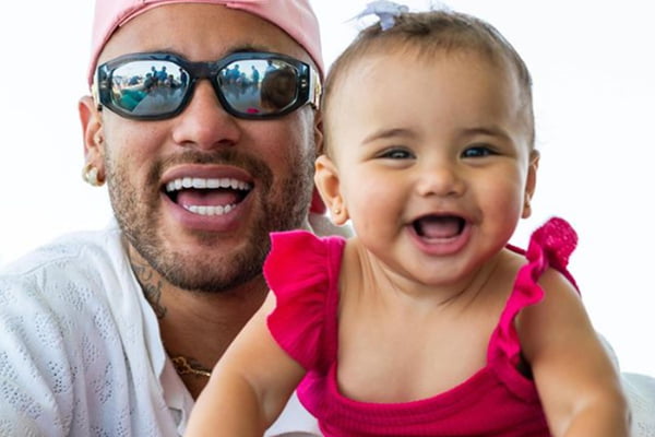 Neymar e Mavie em foto colorida. Eles estão sorrindo - Metrópoles