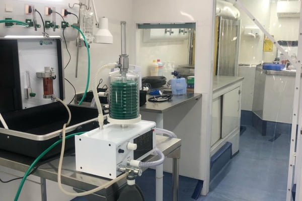 Imagem colorida do interno de um ônibus hospitalar. Metrópoles