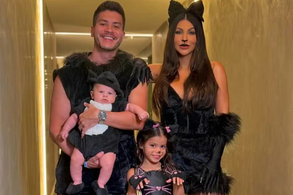 Arthur Aguiar com Jheny Santucci e os filhos, Sophia e Gabriel - Metrópoles