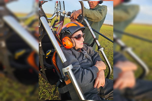 Idosa de 91 anos voa de paramotor