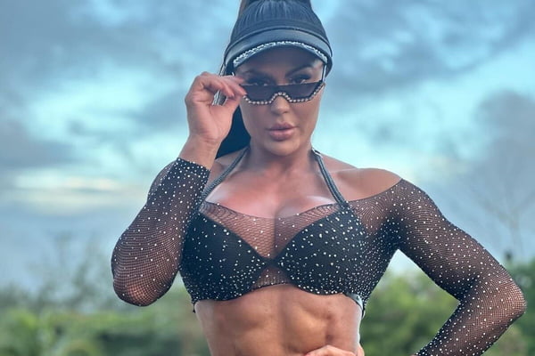 Gracyanne Barbosa posa de viseira e óculos escuros - Metrópoles