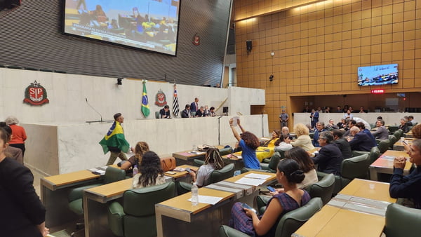foto colorida de audiência sobre escolas cívico-militares na Alesp - Metrópoles