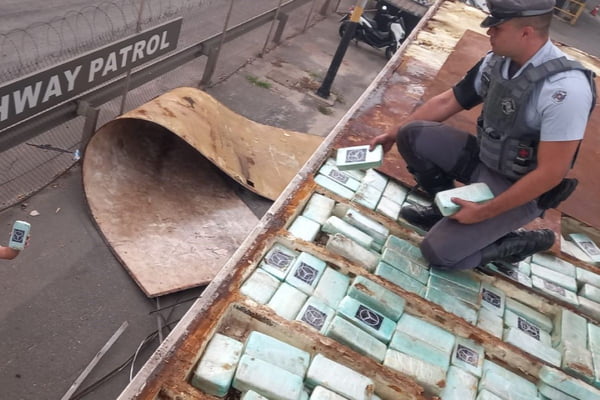 Imagem colorida mostra apreensão de 420 tijolos de pasta base de cocaína pela Polícia Militar (PM) em uma rodovia na Grande São Paulo - Metrópoles