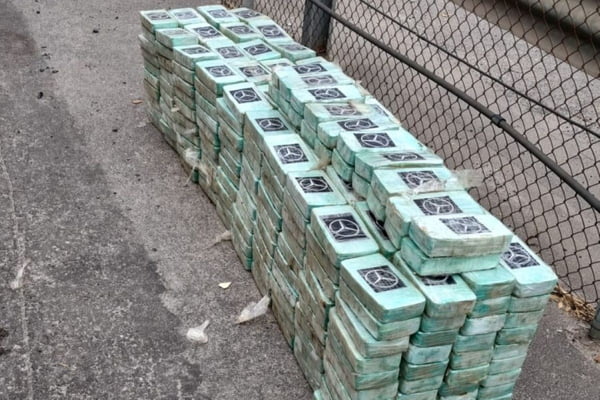 Imagem colorida mostra apreensão de 420 tijolos de pasta base de cocaína pela Polícia Militar (PM) em uma rodovia na Grande São Paulo - Metrópoles