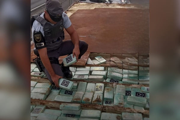 Imagem colorida mostra apreensão de 420 tijolos de pasta base de cocaína pela Polícia Militar (PM) em uma rodovia na Grande São Paulo - Metrópoles