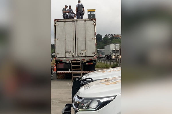 Imagem colorida mostra apreensão de 420 tijolos de pasta base de cocaína pela Polícia Militar (PM) em uma rodovia na Grande São Paulo - Metrópoles