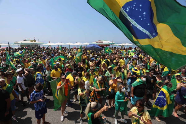 Manifestantes anti Lockdown e aliados de Bolsonaro fazem manifestação em Copacabana 9