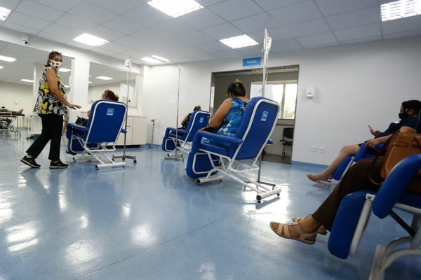 paciente Pessoas com covid-19 em observação de covid na UTI do Hospital Santa Bárbara em goiania