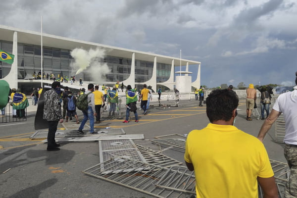 manistestantes bolsonaristas terroristas entram em confronto com policia e invadem e detroem o palácio do Planalto 24