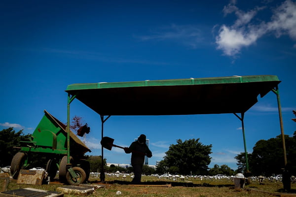 cemitério enterro vítimas de covid coronavirus pandemia brasilia