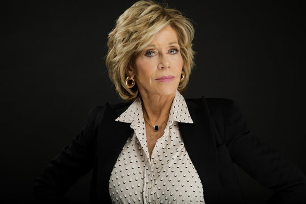 Foto colorida de Jane Fonda usando camisa branca e blazer preto - Metrópoles