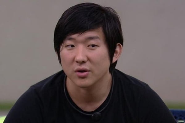 Pyong Lee de camiseta preta