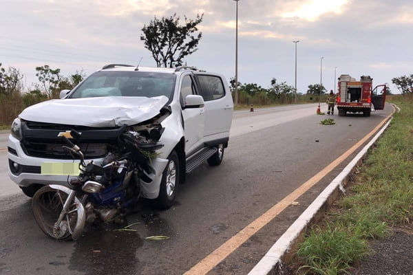 Acidente entre caminhonete e motocicleta na BR-080, próximo a Brazlândia