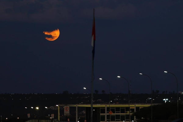 Lua cheia faz espetáculo natural no céu de Brasília nesta quinta-feira (24/6)