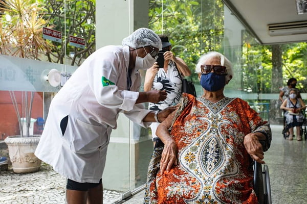 Idosa tomando vacina no Rio de Janeiro - Metrópoles