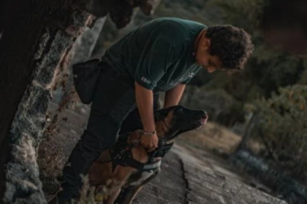 Homem arrumando coleira de cachorro
