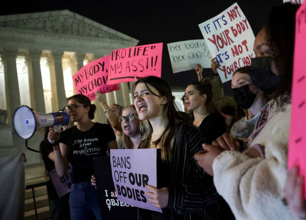 Manifestantes protestam contra e a favor do aborto em frente a Suprema Corte dos Estados Unidos, após vazamento de documento que indicaria revogação do direito no país. Na foto, mulheres com cartazes a favor do aborto se manifestam - Metrópoles