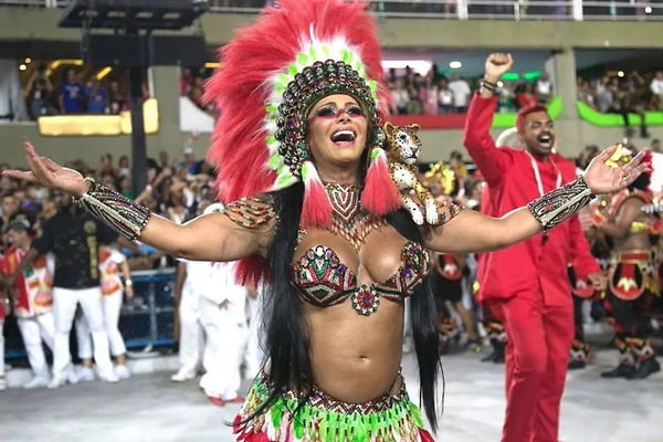 Viviane Araújo em desfile do Salgueiro no Carnaval 2022