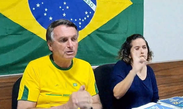 Jair Bolsonaro durante uma live nas redes sociais