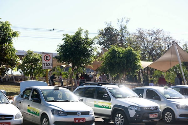 Taxis estacionados do lado de fora da Rodoviária Interestadual de Brasília, de dia - Metrópoles