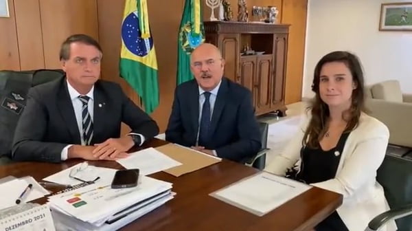 Sylvia Cristina Toledo Gouveia participa da gravação de vídeo ao lado de Jair Bolsonaro e do então ministro da Educação, Milton Ribeiro
