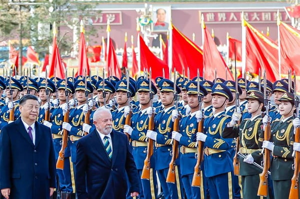 Imagem colorida mostra Lula é recepcionado em Pequim por Xi Jinping - Metrópoles