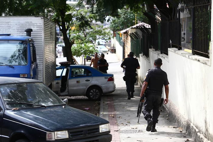 Movimentação de policiais militares no entorno do Morro São José Operário
