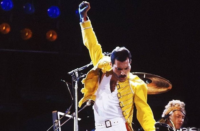 Foto colorida do vocalista da banda Queen, Freddie Mercury