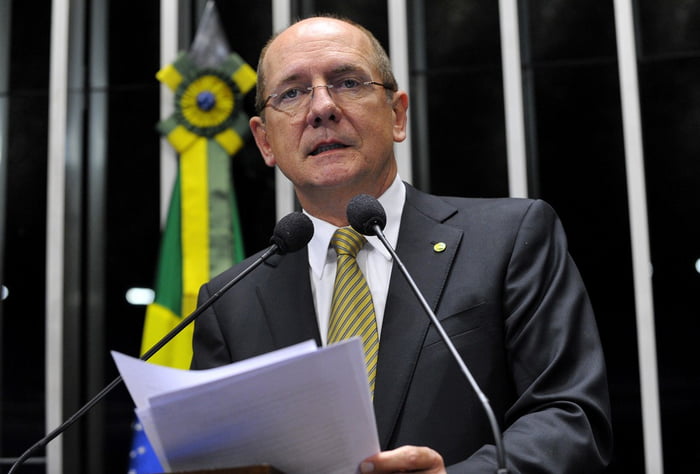 Senador Paulo Bauer (PSDB-SC) apresenta projeto proibindo uso de veículos com mais de dez anos em transporte escolar