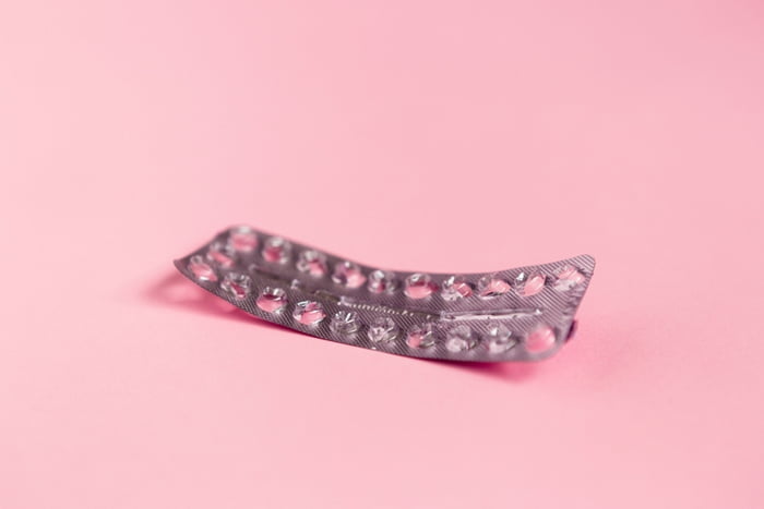 Imagem colorida de uma cartela de comprimidos anticoncepcionais - Metrópoles