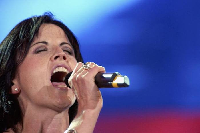 MILAN, ITALY – MAY 29: Dolores O’Riordan performs on stage during the first concert of the Festivalbar on May 29, 2004 in Milan, Italy. The  ITA: First Concert Of The Festivalbar