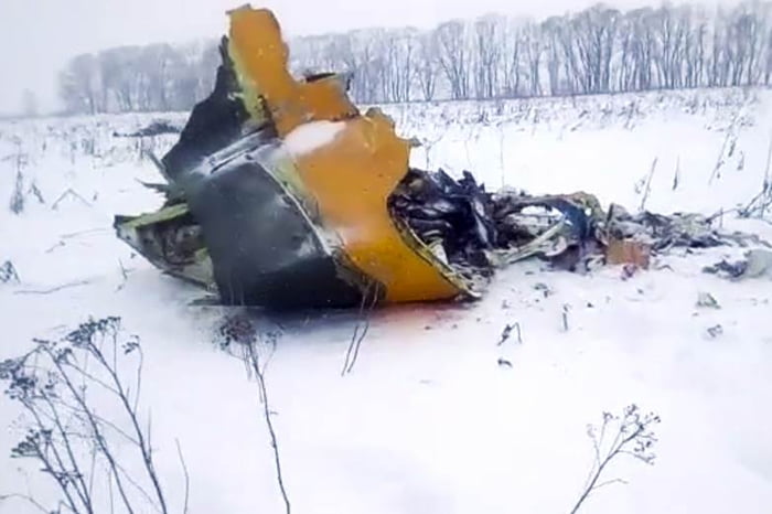 Avião com 71 pessoas a bordo cai perto de Moscou
