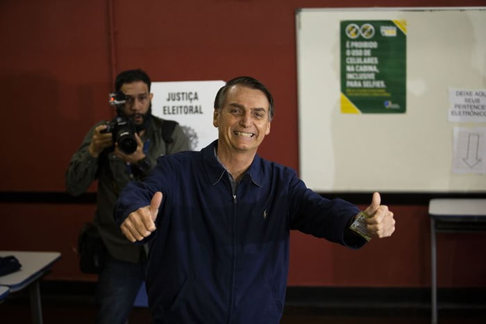 Bolsonaro vota no Rio