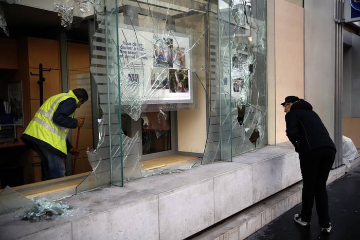 Monumentos reabrem em Paris e lojas avaliam danos após mais um protesto violento