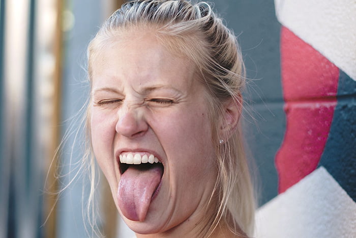 Mulher loira com língua para fora - Metrópoles