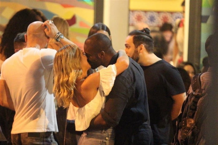 *EXCLUSIVO* Rafael Zulu entre amigos e fans,beija sua namorada em restaurante da zona sul do Rio. FOTO RODRIGO ADÃO AGNWES.