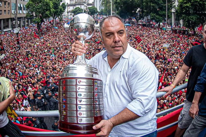 Marcos Braz com troféu da Libertadores