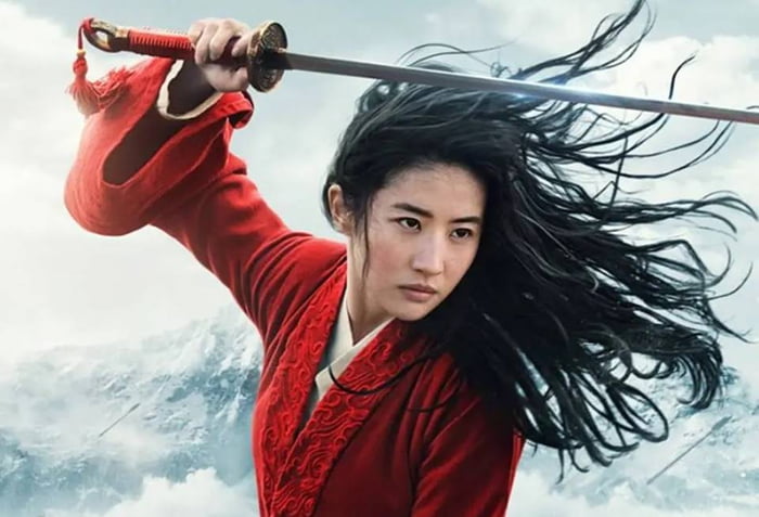 Atriz do filme Mulan com espada na mão e cabelos ao vento, maravilhosa