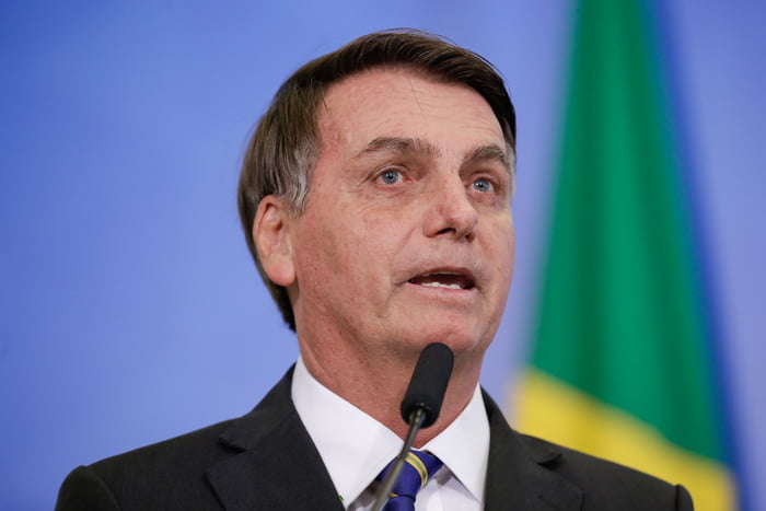 “Quem é Greenpeace? É um lixo”, rebate Bolsonaro após críticas