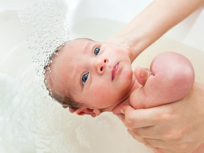 Recém-nascido tomando banho