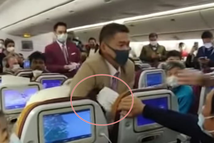 coronavírus mulher tosse em direção a comissário em avião em xangai