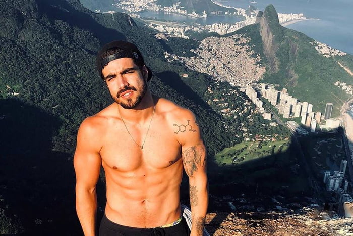 Caio Castro sem camisa e usando boné - Metrópoles