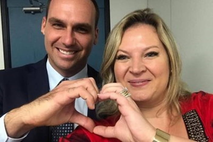 Eduardo Bolsonaro e Joice Hasselmann unem as mãos formando um coração