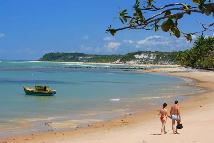 Casal passeia na praia em Arraial d'Ajuda, Bahia