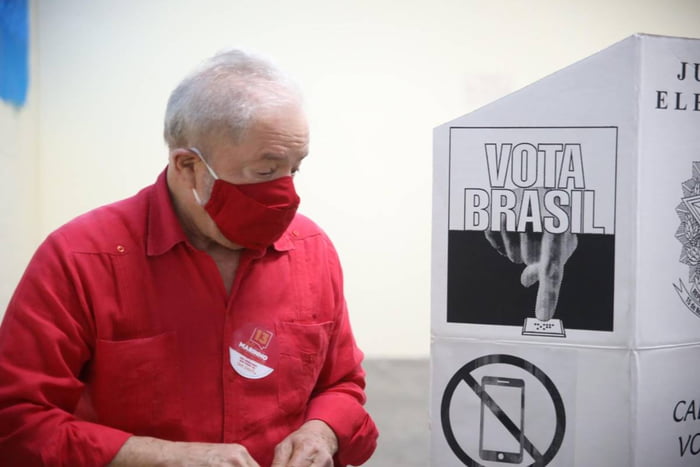 O ex-presidente Lula vota em zona eleitoral na cidade de São Bernardo do Campo